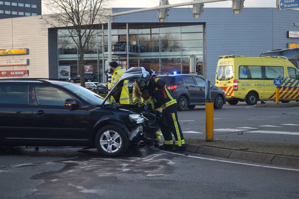 Bestelbus belandt op zijn kant na botsing