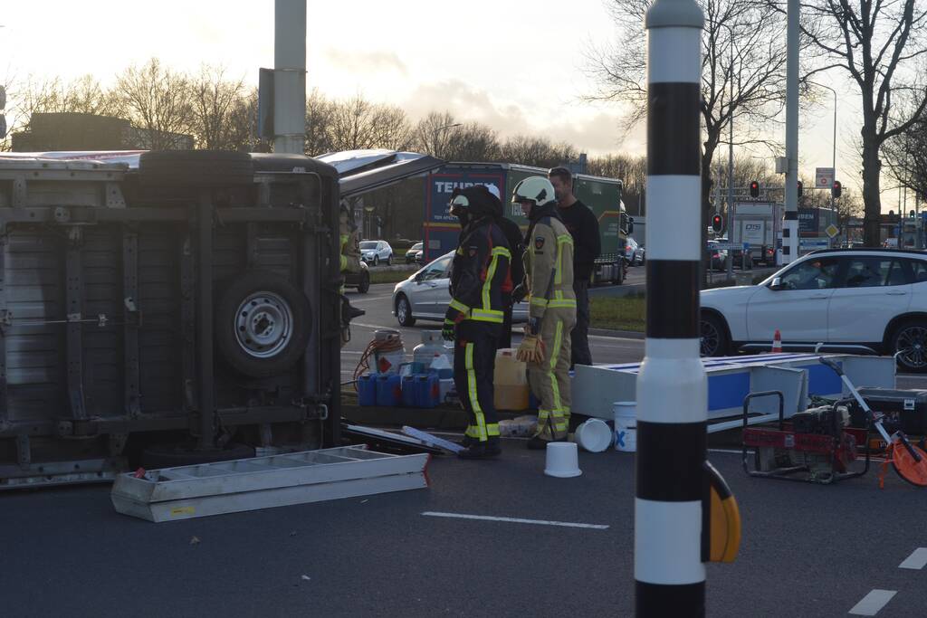 Bestelbus belandt op zijn kant na botsing