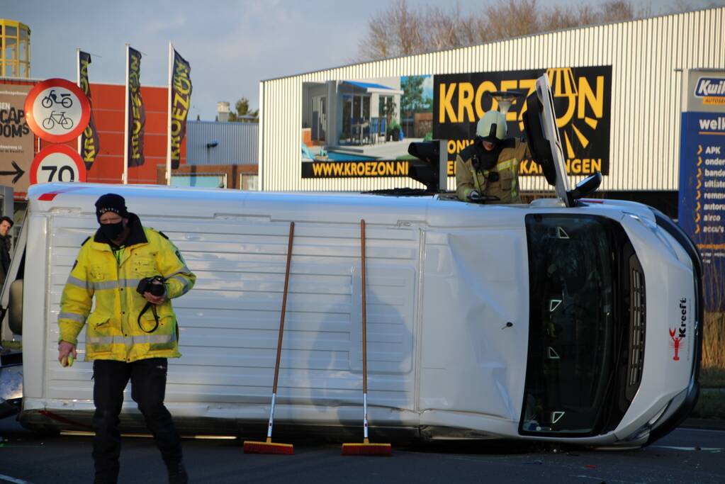 Bestelbus belandt op zijn kant na botsing
