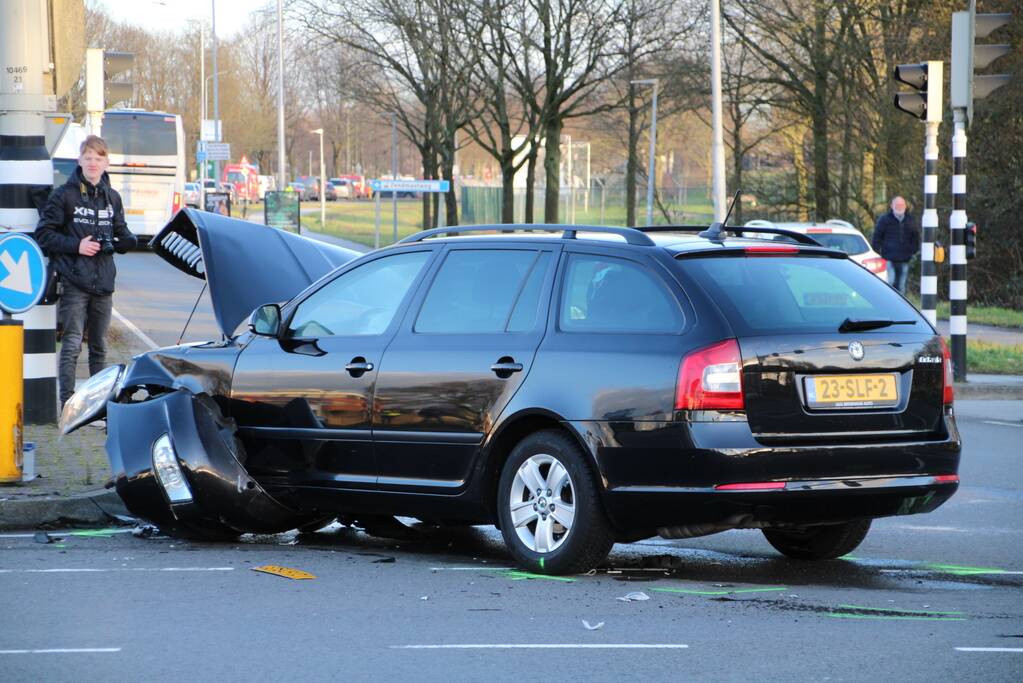 Bestelbus belandt op zijn kant na botsing