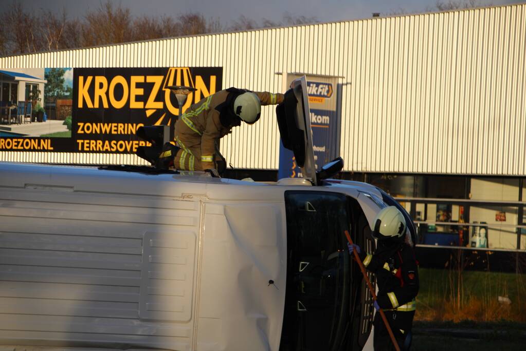 Bestelbus belandt op zijn kant na botsing