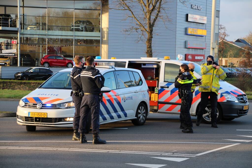 Bestelbus belandt op zijn kant na botsing