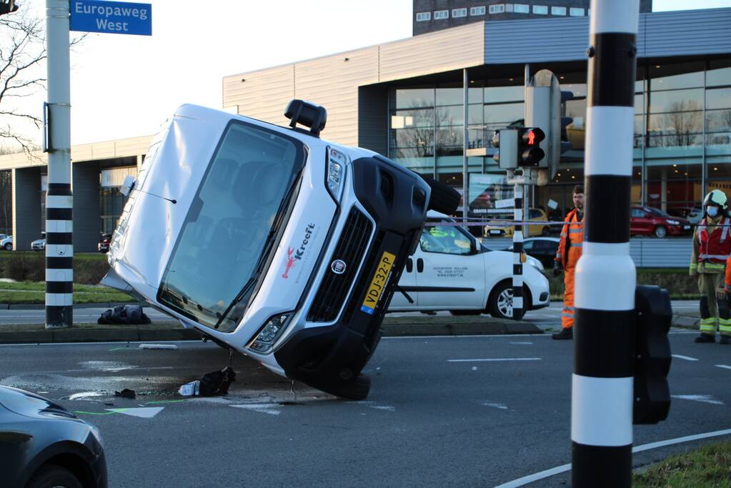 Bestelbus belandt op zijn kant na botsing
