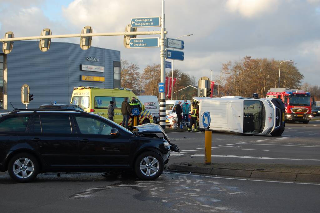 Bestelbus belandt op zijn kant na botsing