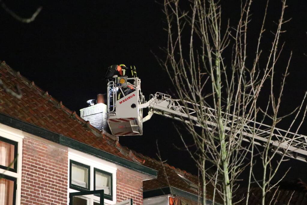 Brandweer blust schoorsteenbrand