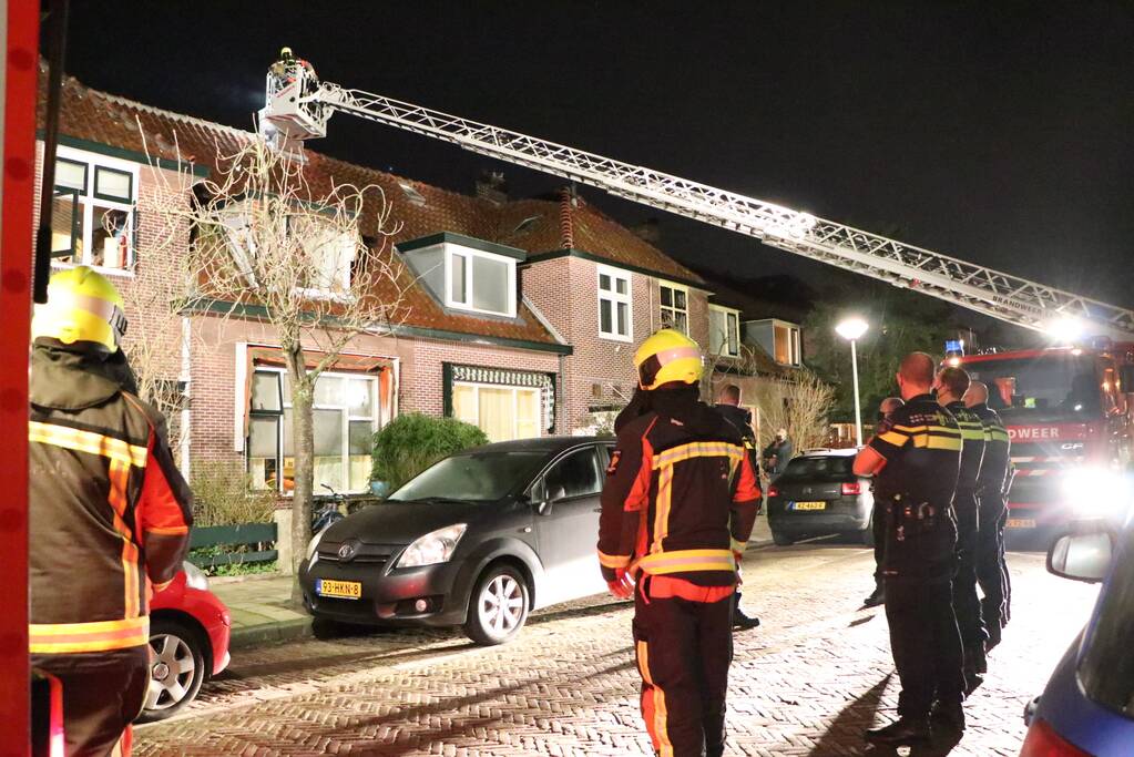 Brandweer blust schoorsteenbrand