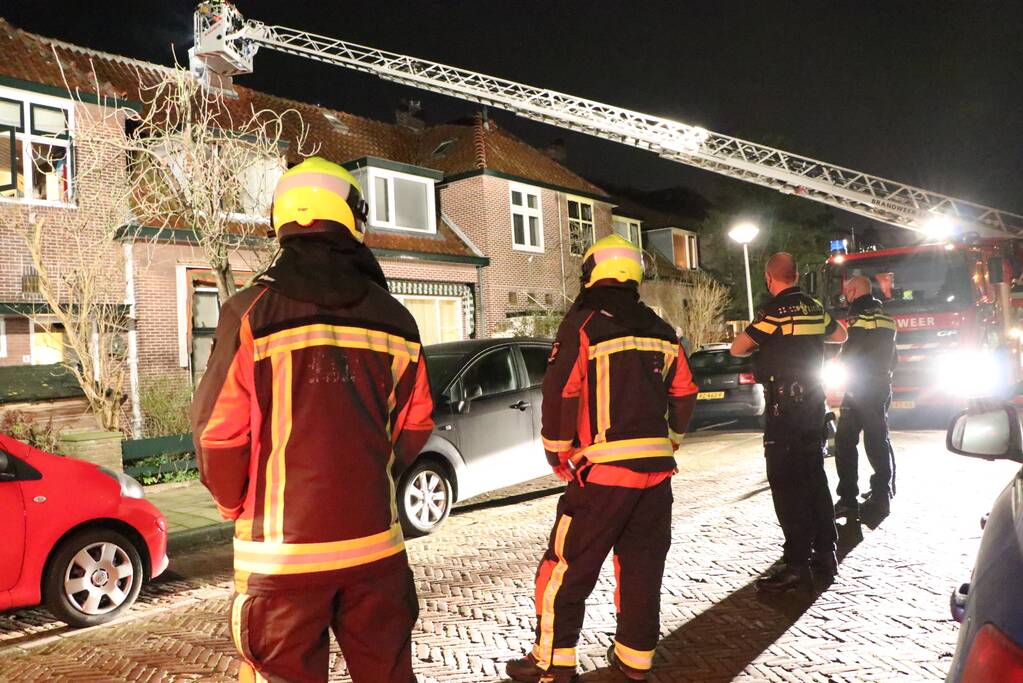 Brandweer blust schoorsteenbrand