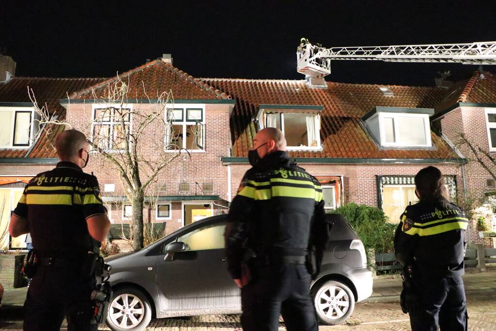 Brandweer blust schoorsteenbrand