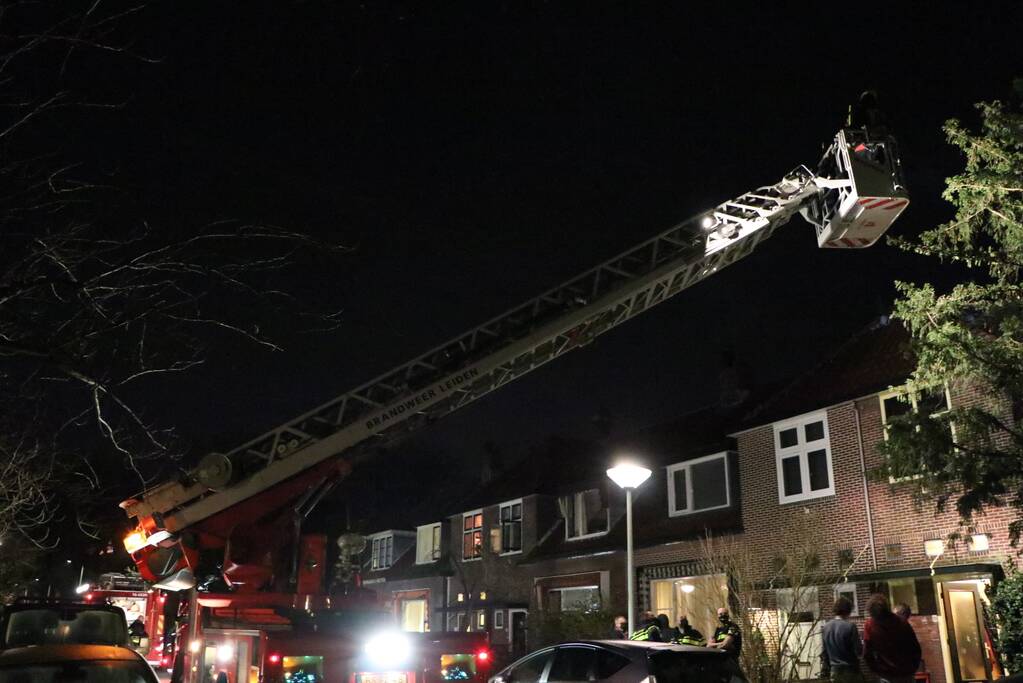 Brandweer blust schoorsteenbrand