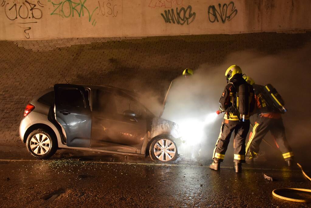 Auto vat vlam onder viaduct snelweg