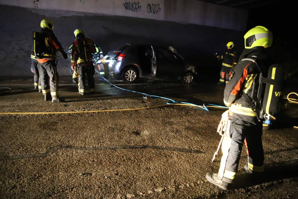 Auto vat vlam onder viaduct snelweg