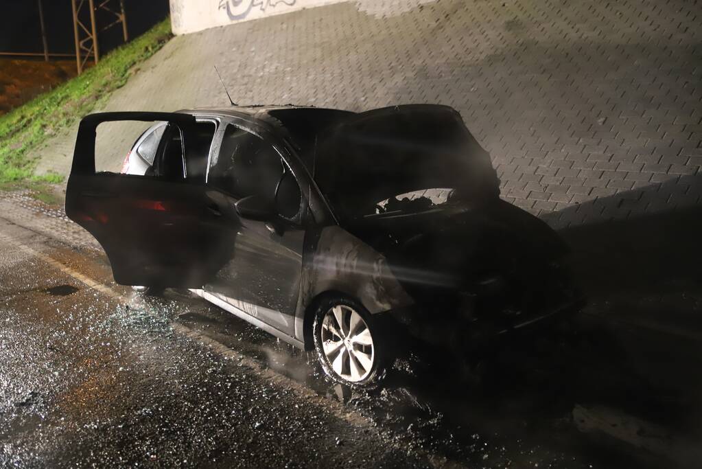 Auto vat vlam onder viaduct snelweg
