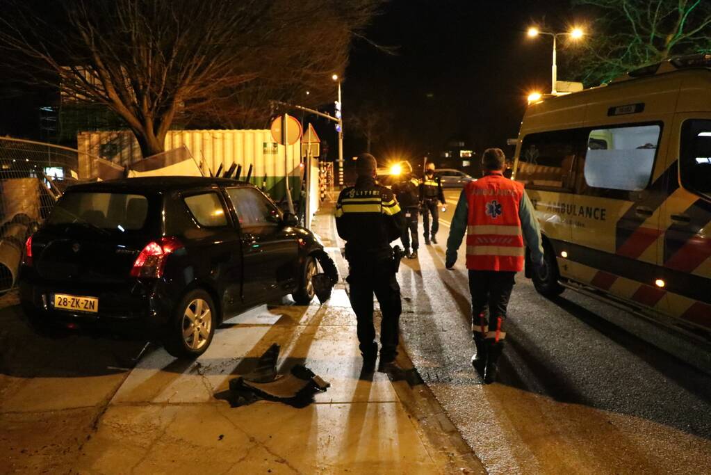 Automobilist verliest macht over het stuur en knalt tegen hek