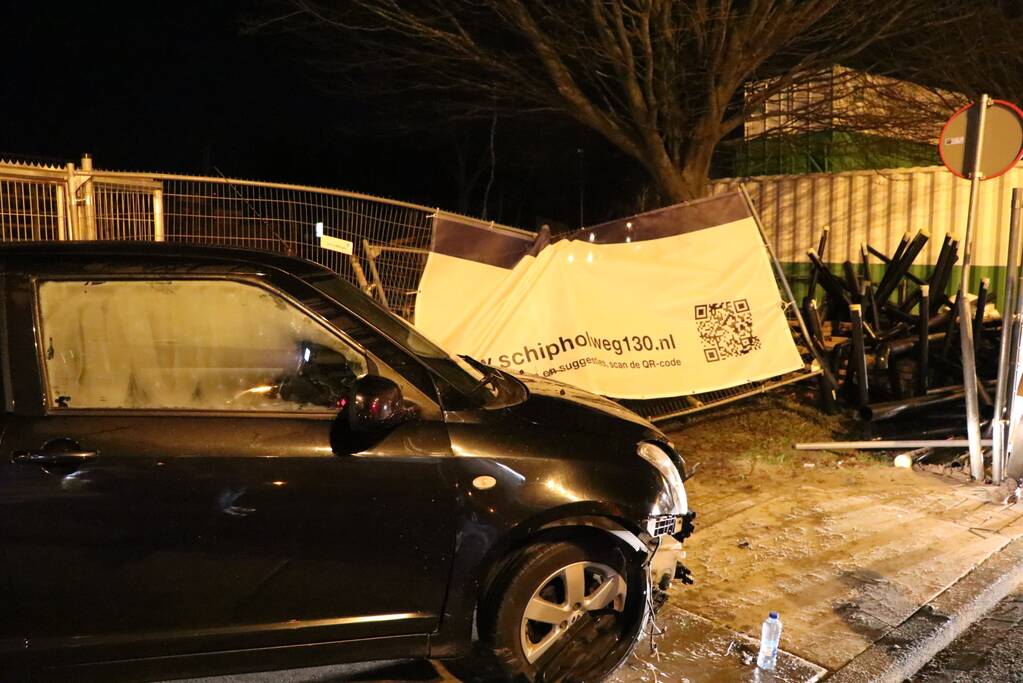 Automobilist verliest macht over het stuur en knalt tegen hek