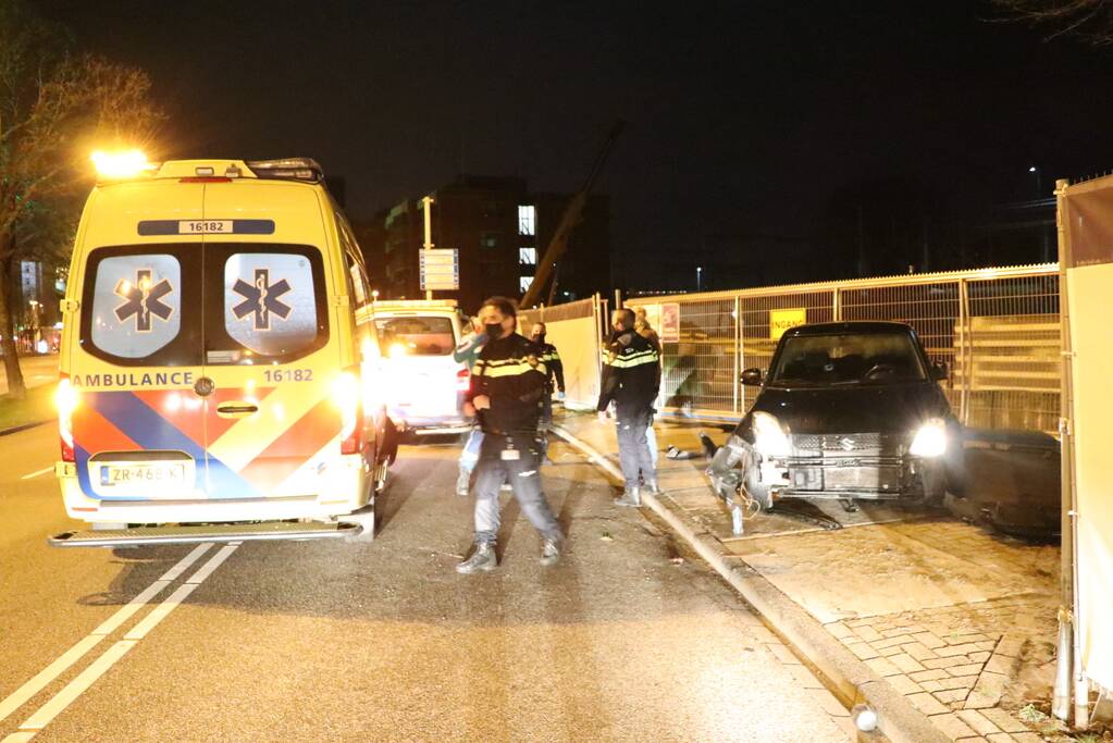 Automobilist verliest macht over het stuur en knalt tegen hek