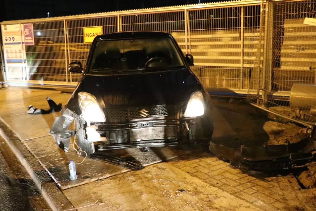 Automobilist verliest macht over het stuur en knalt tegen hek
