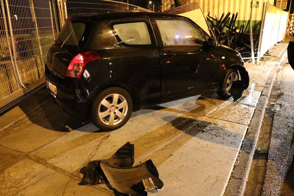 Automobilist verliest macht over het stuur en knalt tegen hek