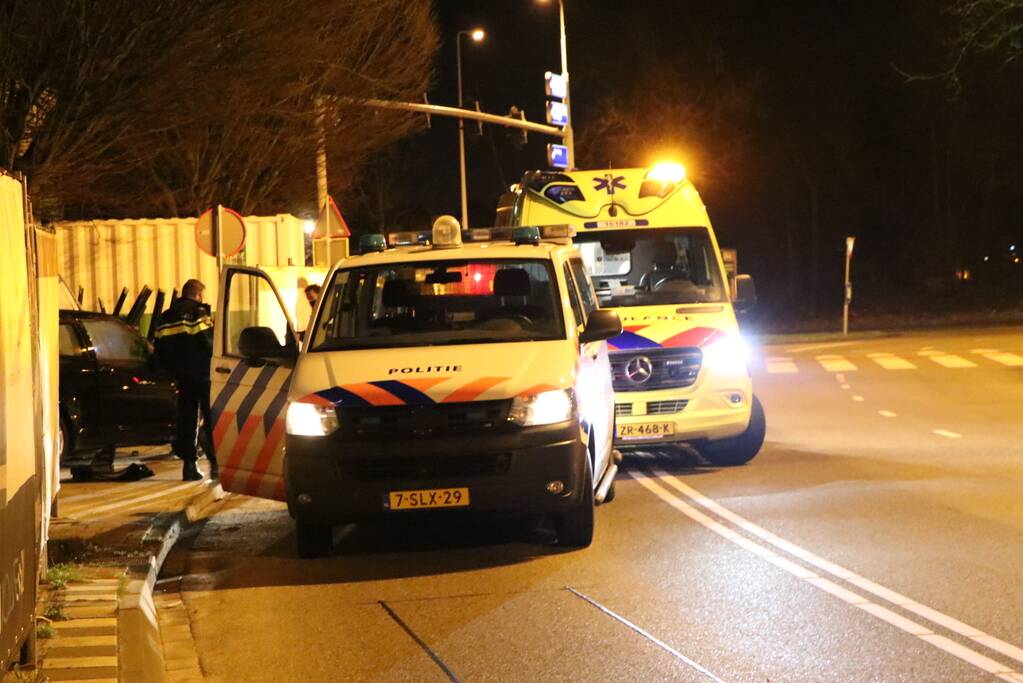 Automobilist verliest macht over het stuur en knalt tegen hek