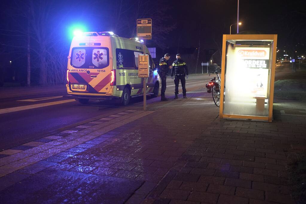 Fietser gewond bij botsing tegen bushokje