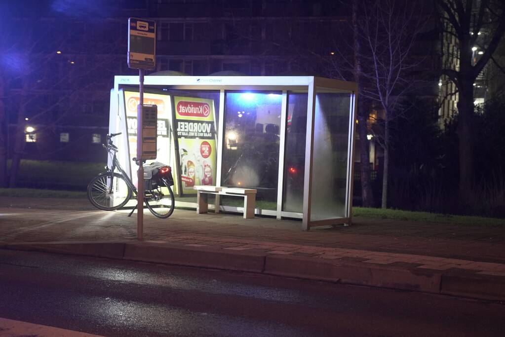 Fietser gewond bij botsing tegen bushokje