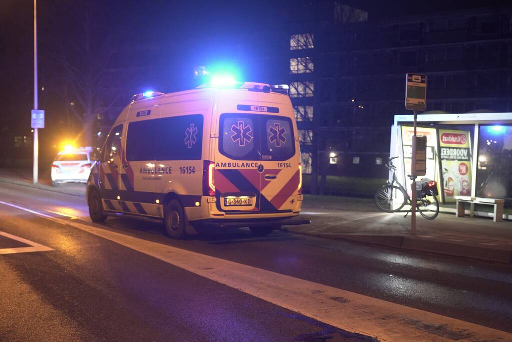 Fietser gewond bij botsing tegen bushokje