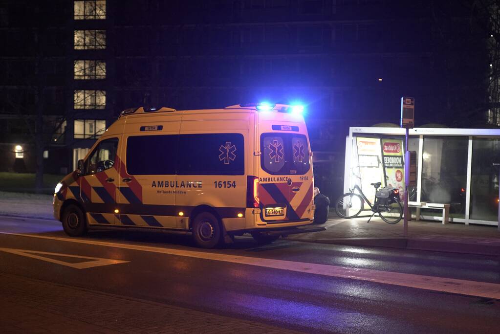 Fietser gewond bij botsing tegen bushokje