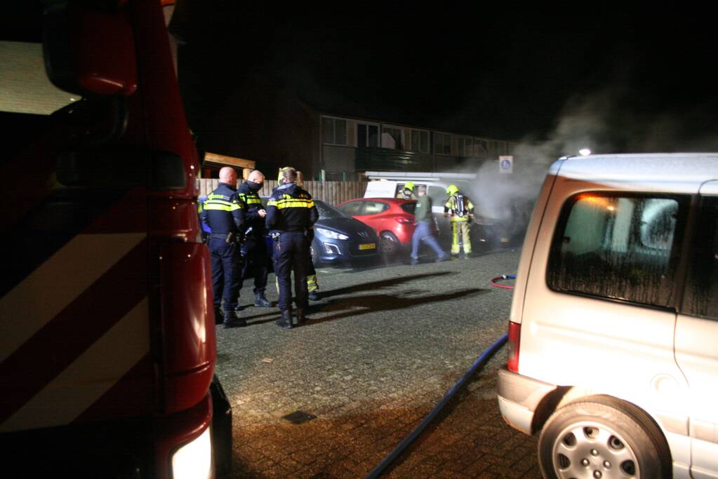 Twee geparkeerde voertuigen in vlammen op