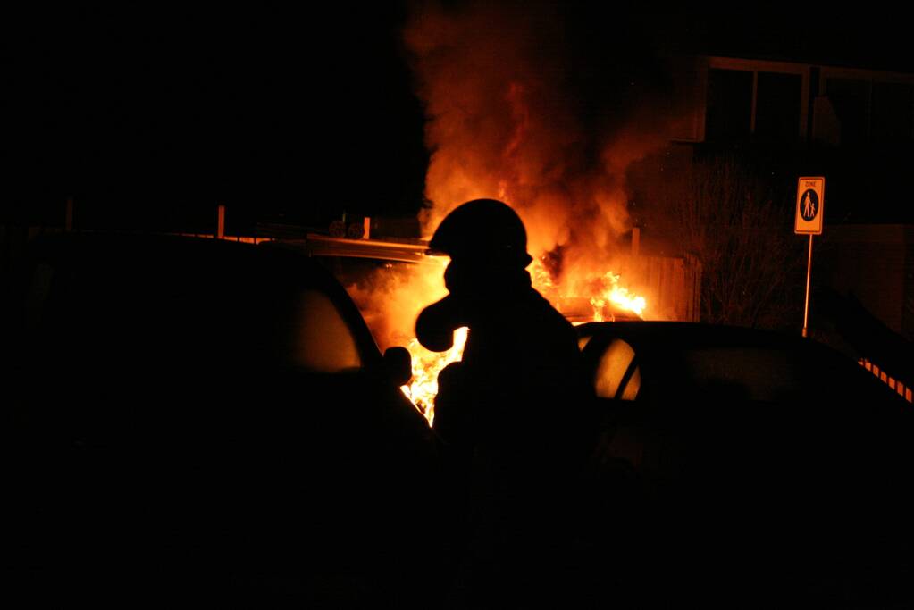 Twee geparkeerde voertuigen in vlammen op
