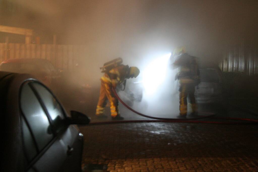 Twee geparkeerde voertuigen in vlammen op