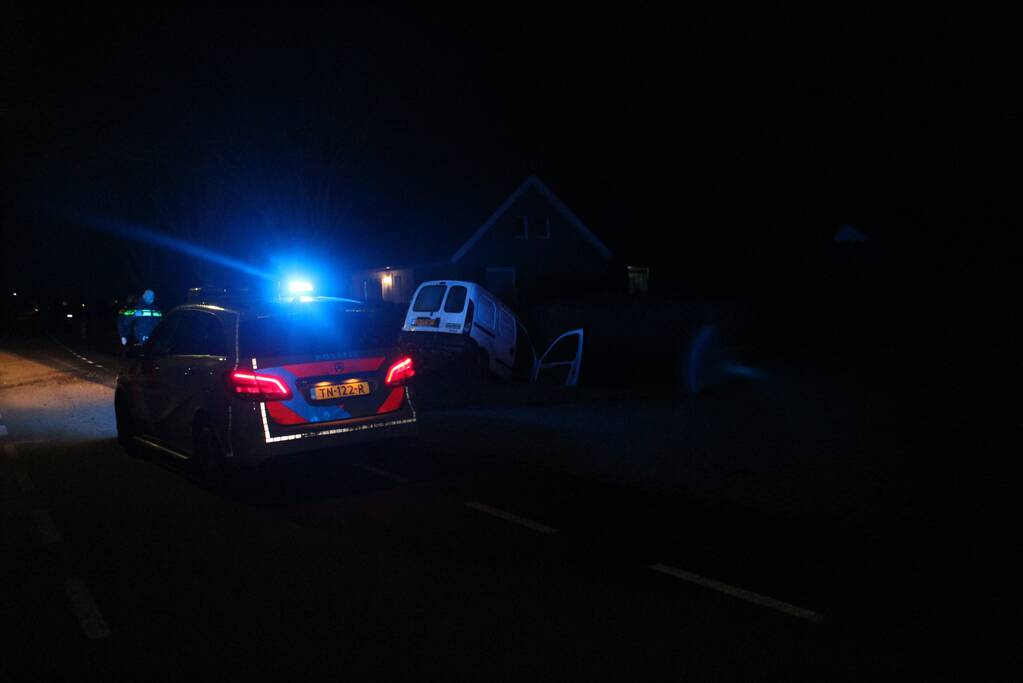 Dronken automobilist rijdt tegen boom