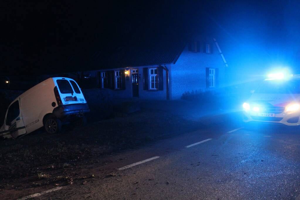 Dronken automobilist rijdt tegen boom