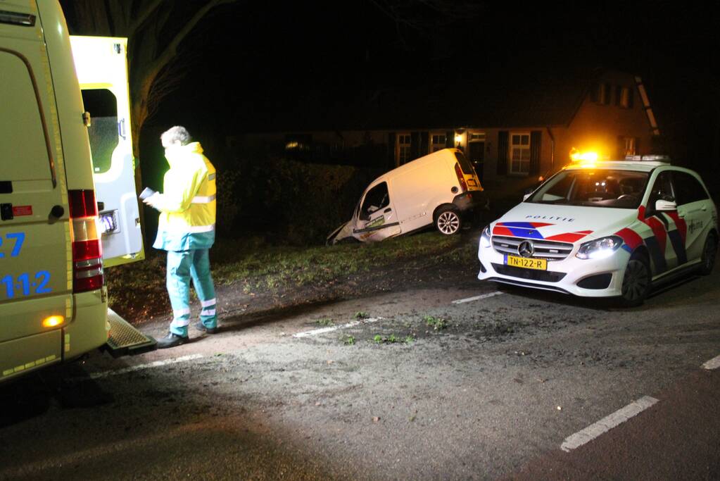 Dronken automobilist rijdt tegen boom