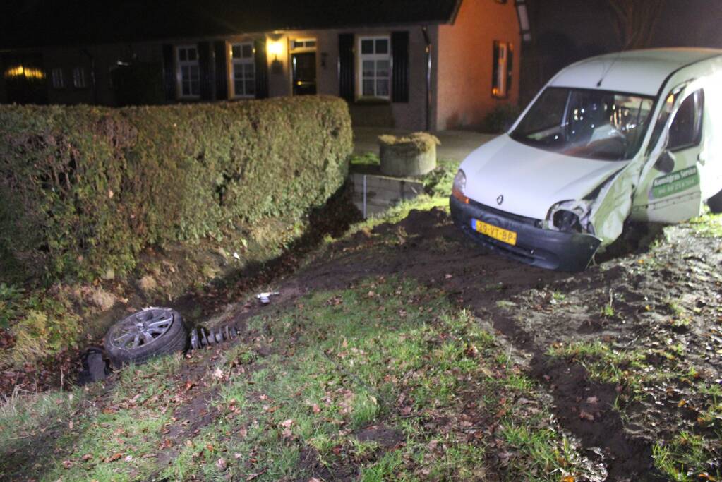 Dronken automobilist rijdt tegen boom