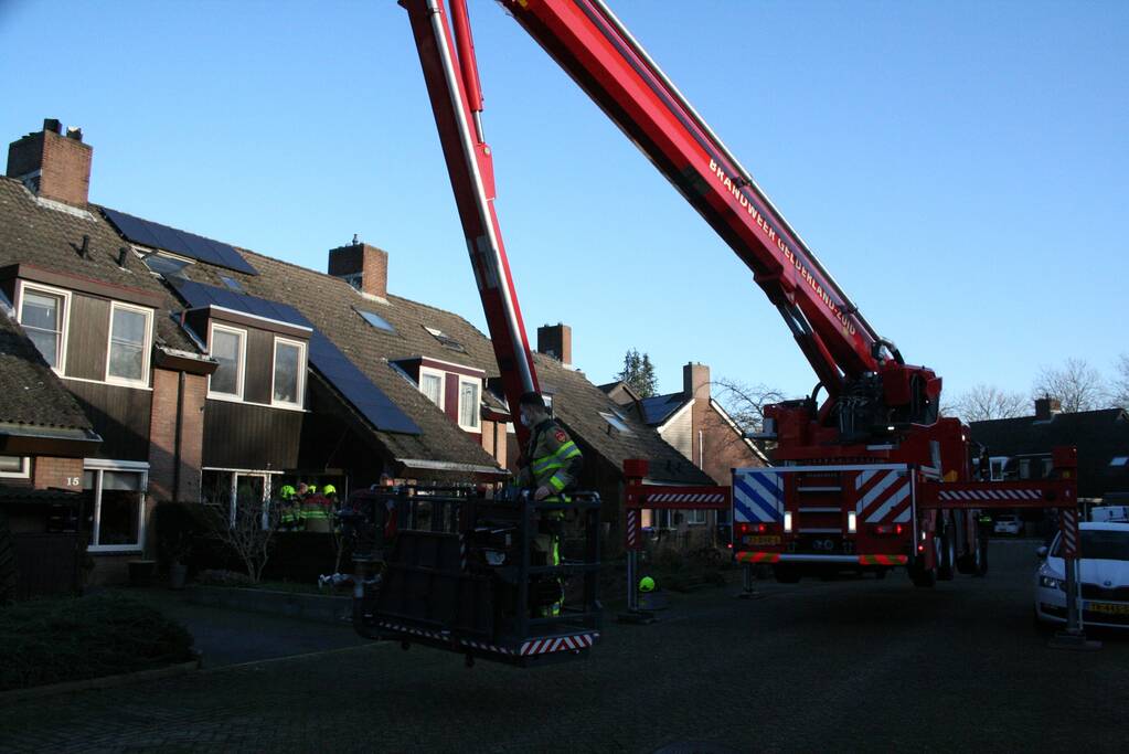 Brandweer blust schoorsteenbrand