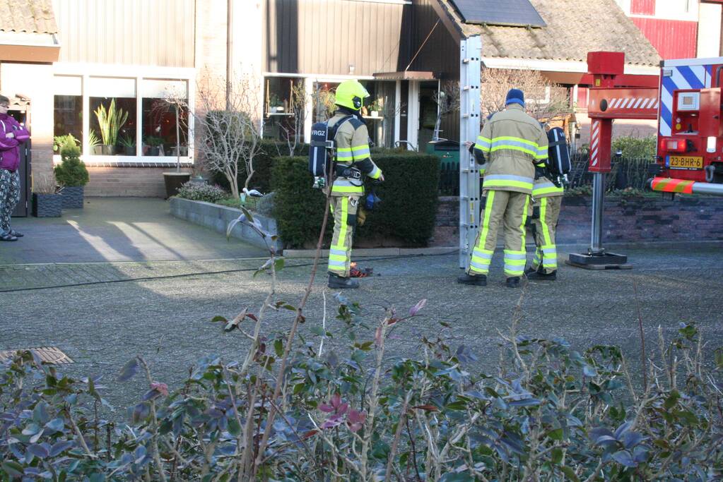 Brandweer blust schoorsteenbrand