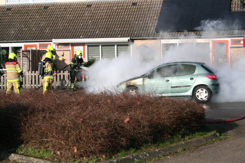 Auto volledig in brand