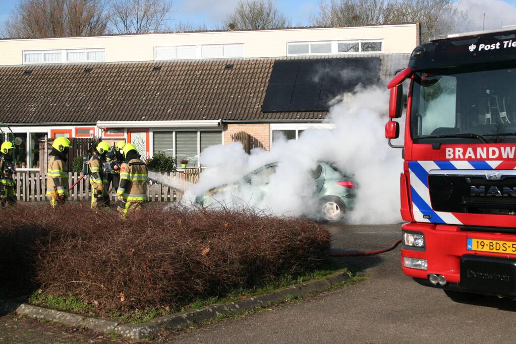 Auto volledig in brand