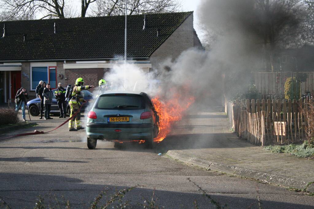 Auto volledig in brand