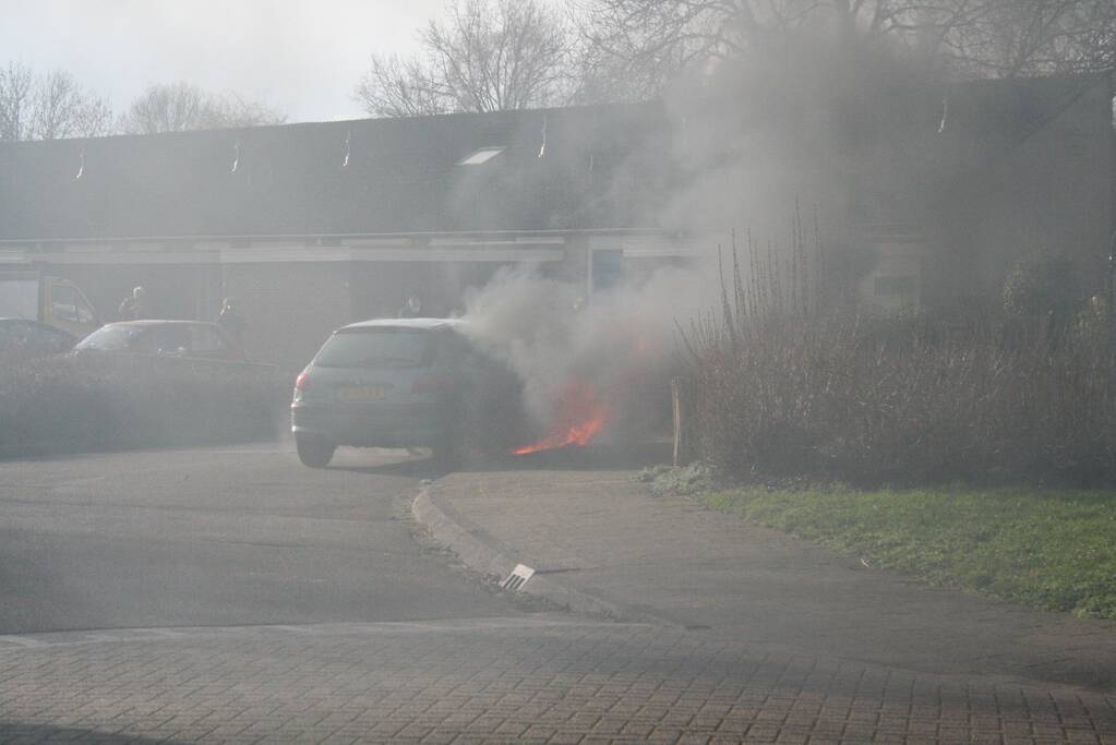 Auto volledig in brand