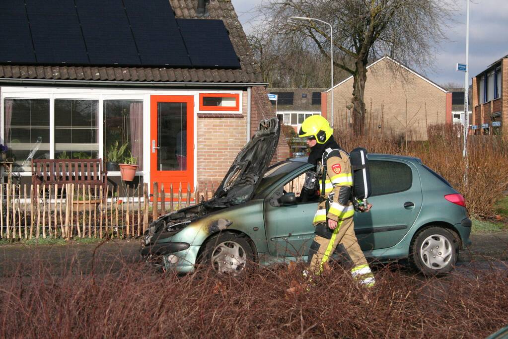Auto volledig in brand
