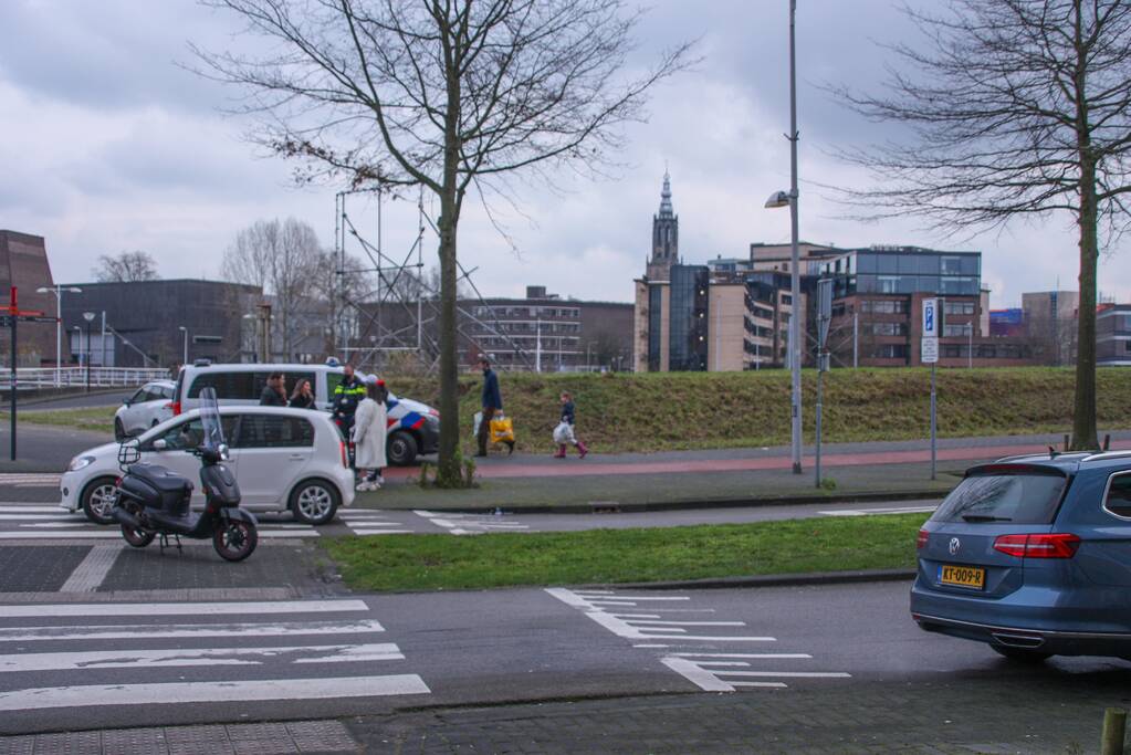 Personenauto en scooter schade na botsing
