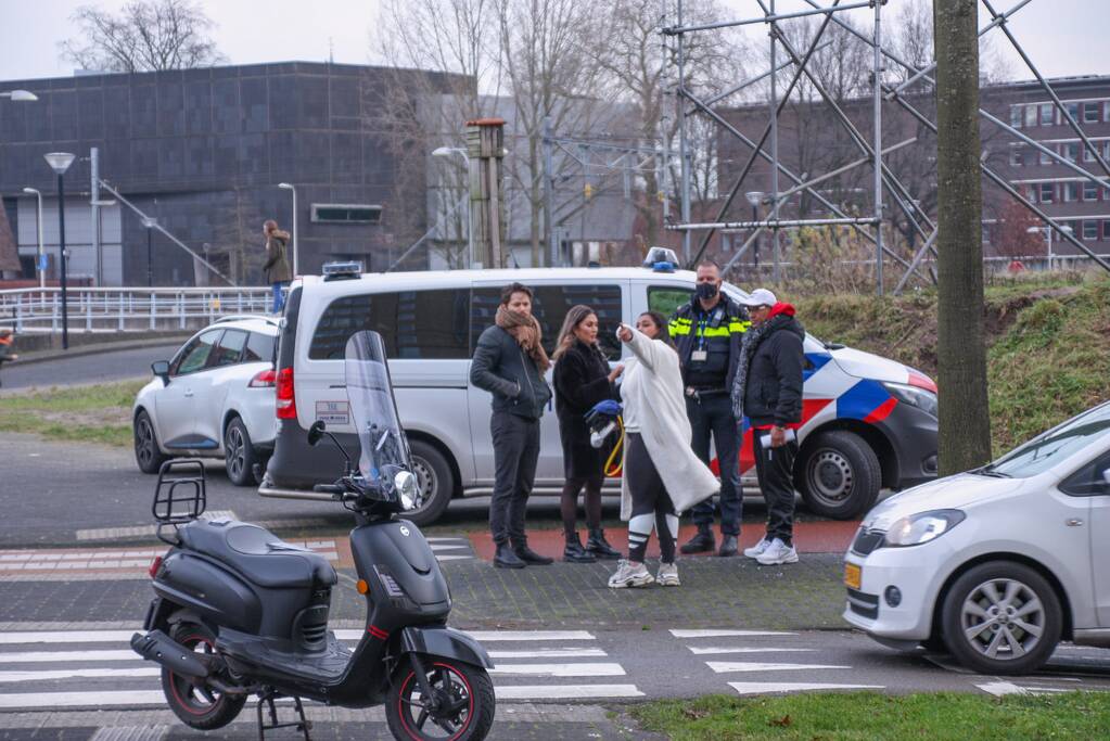 Personenauto en scooter schade na botsing