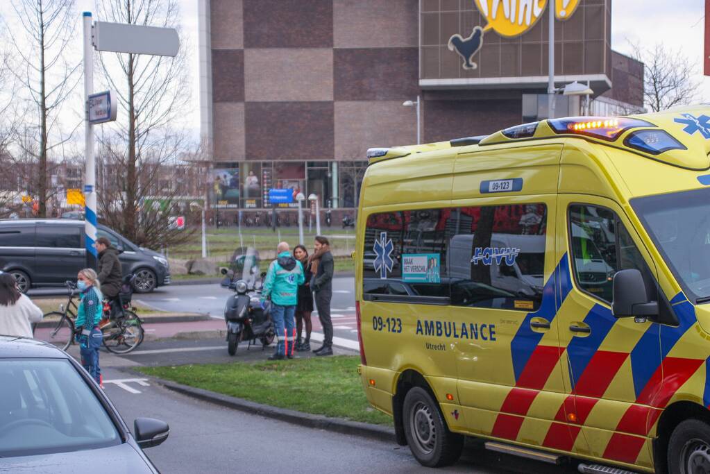 Personenauto en scooter schade na botsing