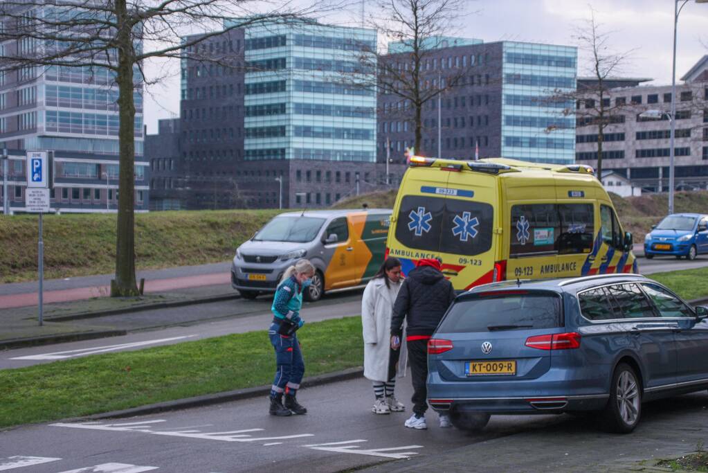 Personenauto en scooter schade na botsing