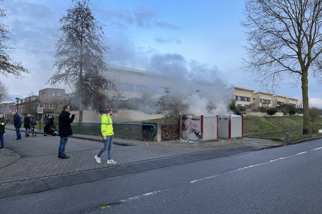 Papiercontainer in brand gestoken