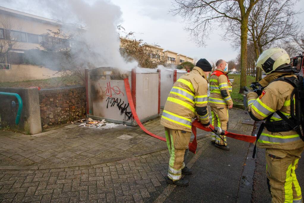 Papiercontainer in brand gestoken