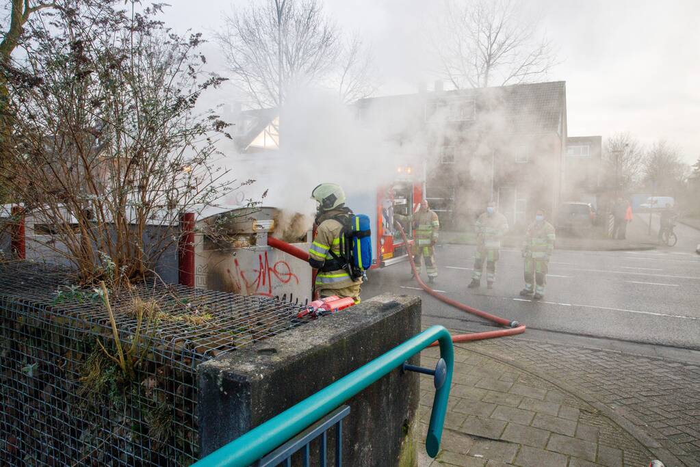 Papiercontainer in brand gestoken