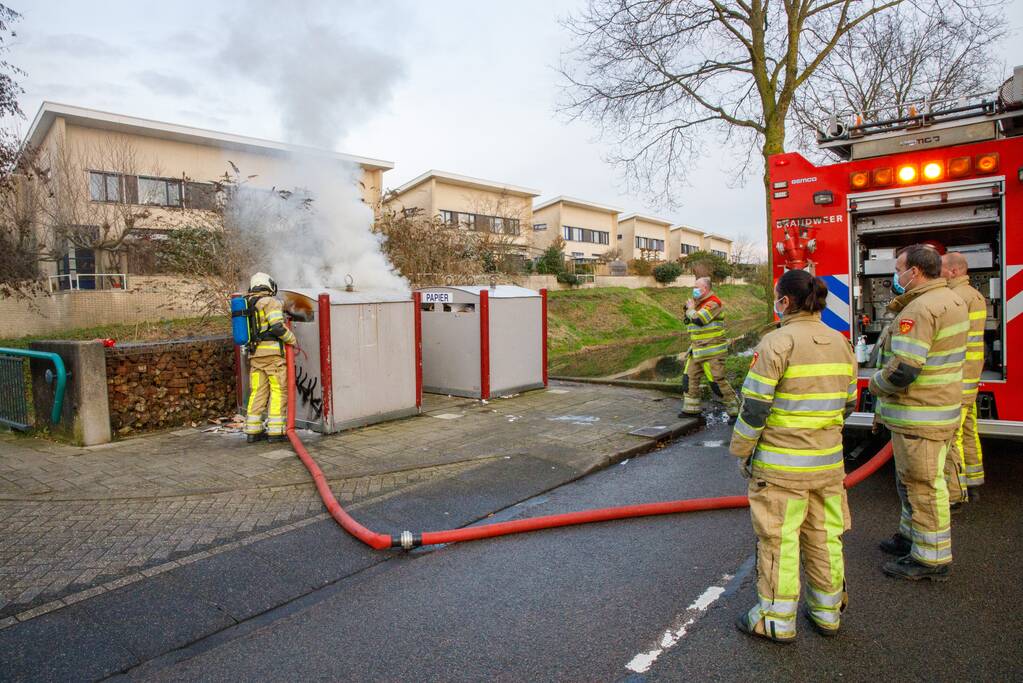 Papiercontainer in brand gestoken