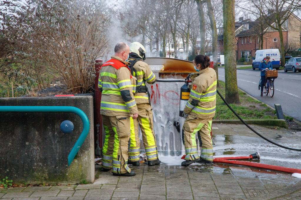 Papiercontainer in brand gestoken