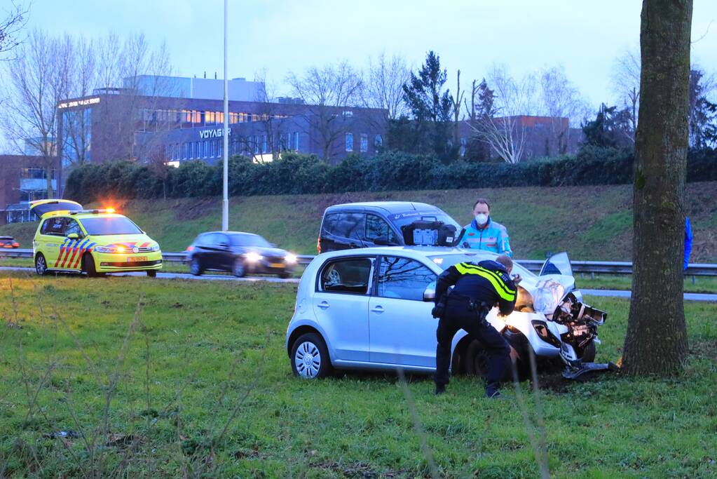Personenauto raakt van weg en knalt tegen boom